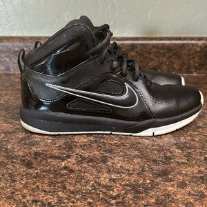 Nike Team Hustle D Black/White Sneakers size y5.5